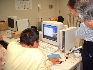 写真　手のボタンでＰＣの文字を打つ体験です