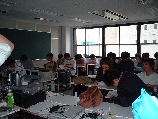 写真１　講演を聞く生徒さんたちの風景