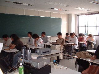写真２　講演を聞く生徒さんたちの風景