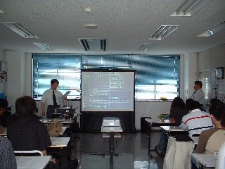 写真　氏間講師による講演風景