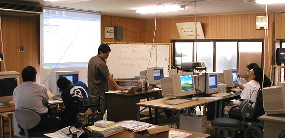 写真　氏間講師による音声読み上げソフト講座風景